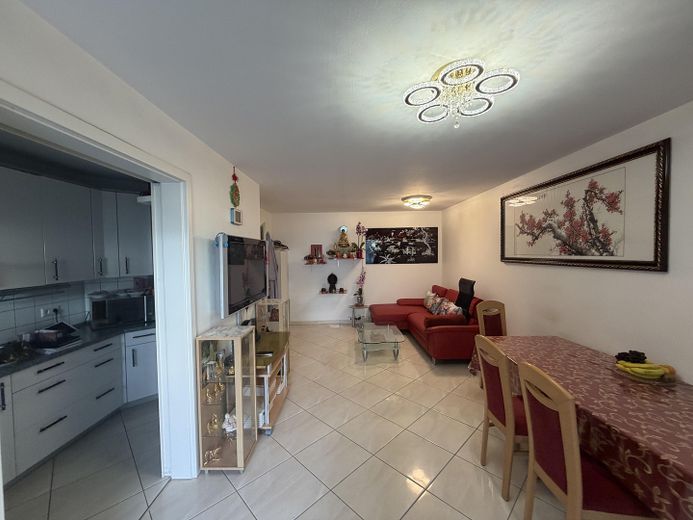 Helle 3 Zimmer ETW München-Berg am Laim, moebliert, provisionsfrei – Wohnzimmer (Blick in Küche)