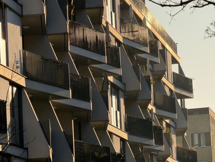 Esclusivo appartamento mansardato con 2 terrazze – nuova costruzione, tranquillo e centrale ad Alt-Treptow – Fassade