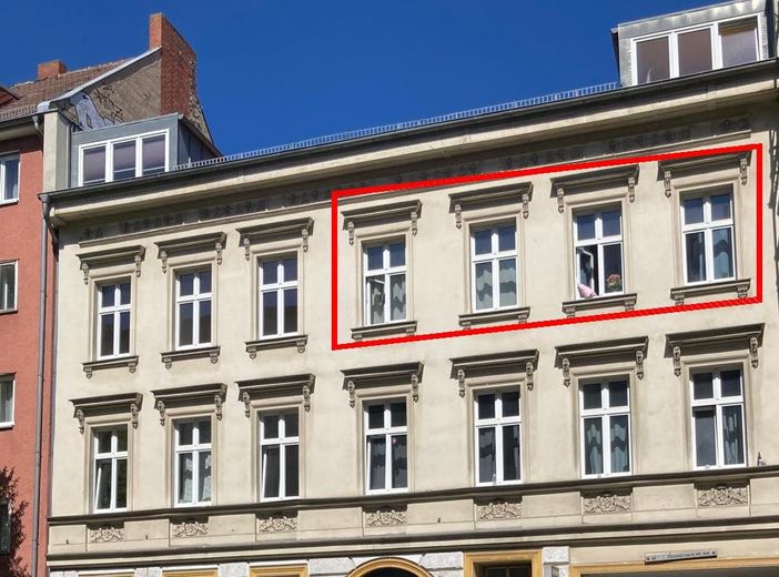 Provisyon yok. Neukölln'ün kalbinde ışıkla dolu ve geniş eski bina dairesi – Fassade