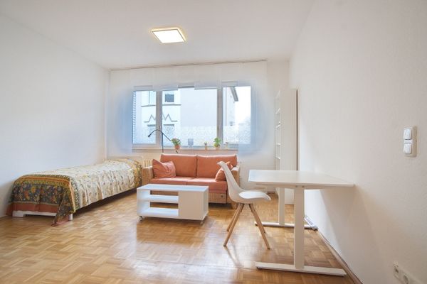 Helle, schöne Wohnung mit Komplettausstattung, Waschmaschine etc., ruhig gelegen