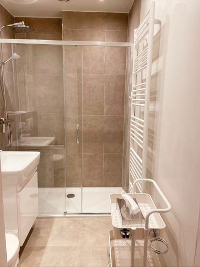 Möbliert wohnen in Schwachhausen: 3 Zimmer, eigener Garten, 1.700 € all-inclusive – Badezimmer