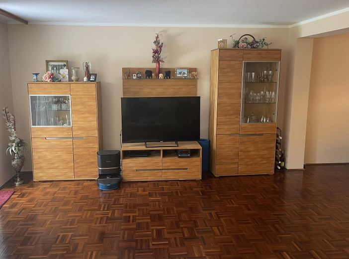 Gepflegtes und umfassend saniertes Reihenmittelhaus in Kirchseeon – sofort bezugsfrei – Wohnzimmer