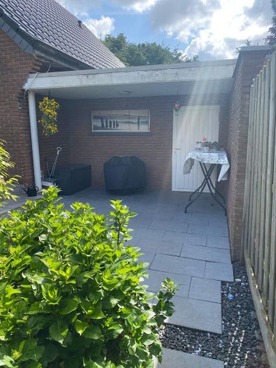 Garteneingang Garage