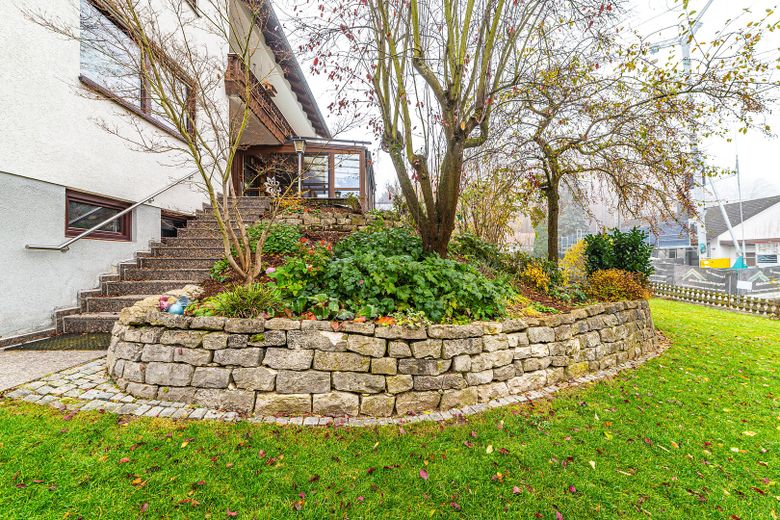 Zweifamilienhaus in Massivbau mit großem Garten in ruhiger Lage – Zugang Garten von Terrasse