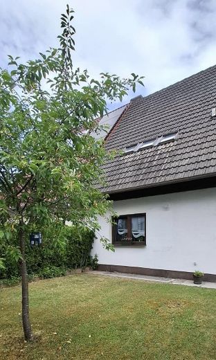Doppelhaushälfte mit großem Garten & Ausbaupotenzial im Musikerviertel Geretsried – Vorderer Garten
