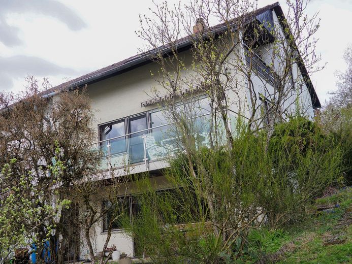 Rüya gibi manzarayla yaşam – Heiligkreuzsteinach'ta üç bağımsız birimli çok yönlü çok daireli ev – Aussenansicht Garten