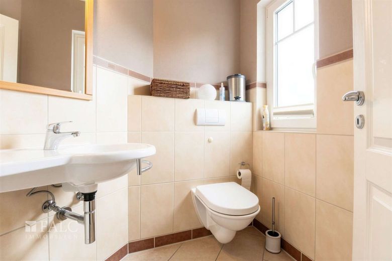 +++ Exklusive Doppelhaushälfte: Wohndesign trifft auf Familien-Idylle +++ – Gäste-WC