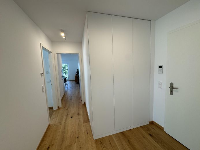 NEUWERTIGE VILLENWOHNUNG | SÜD/WEST | 2 BALKONE | GRÜNBLICK | EBK + MAẞ-EINBAUTEN + SMART HOME – Badezimmer