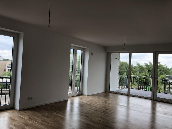 Appartement en copropriété accessible aux personnes à mobilité réduite – investissement idéal, logement pour navetteur ou résidence pour la retraite – Offene Wohnküche mit Balkon