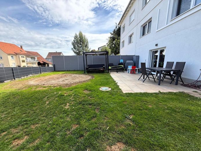 Neuwertige Doppelhaushälfte in schöner Lage – Terrasse und oberer Garten