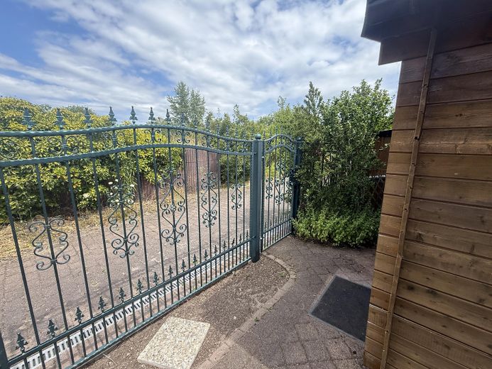 hochwertig saniertes Reihenhaus mit EBK, Wintergarten, provisionsfrei – Zaun