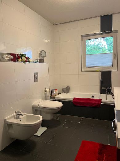 Atractiva casa adosada con balcón, terraza y jardín bien cuidado – Badezimmer (UG)