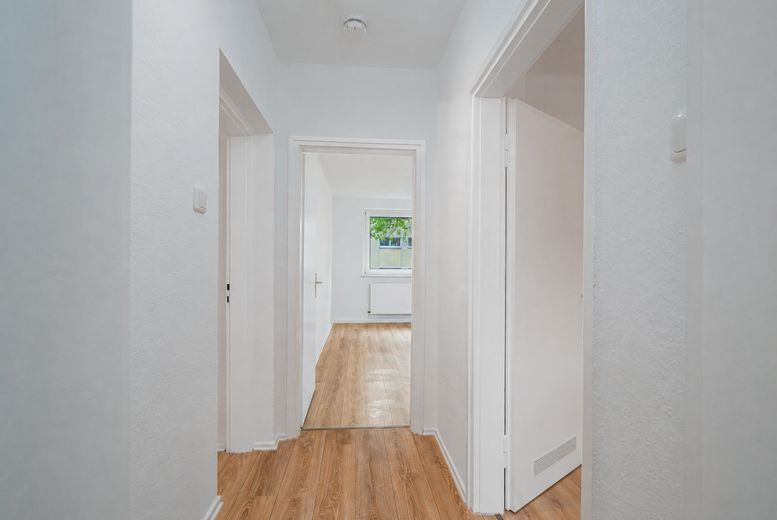 Provisionsfrei vom Eigentümer – renovierte 3-Zimmer-Wohnung mit neuer Küche – Flur andere Seite