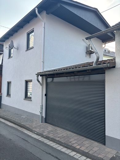 Einfamilienhaus mit Nebengebäude, Hof und Garage – Foto 5