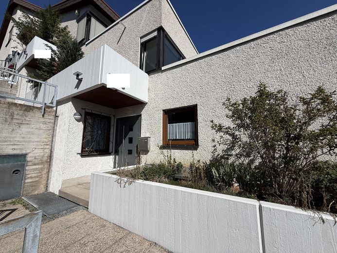 4 Zimmer mit Aussicht – Terrasse, Wärmepumpe, Garage und Stellplatz inklusive – Frontansicht