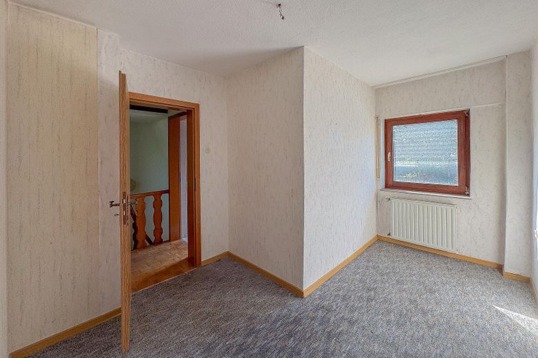 REIHENHAUS – DOPPELGARAGE – TERRASSE – GARTEN – RENOVIERUNGSBEDÜRFTIG – Kinderzimmer- and. Ans. 1. OG 