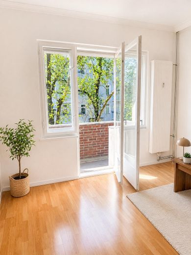 Luminoso apartamento de 3 habitaciones con balcón y vistas al jardín – Wohnzimmer/Balkon