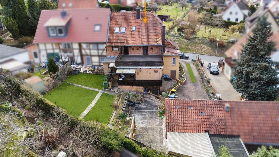 ***Blick auf die Burg Plesse - Haus mit Doppelgarage und üppiger Terrasse in Eddigehausen*** – Außenansicht
