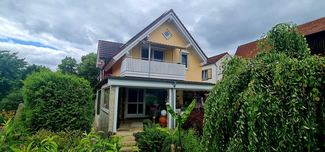Modernes Einfamilienhaus – Gartenansicht