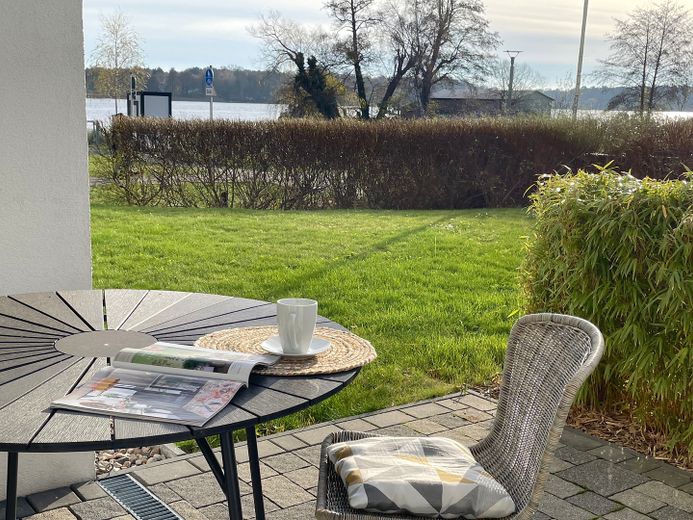 Sonnige Wohnung direkt am See in Neuruppin mit Gartenterrasse, voll ausgestattet – 15_Gartenterrasse