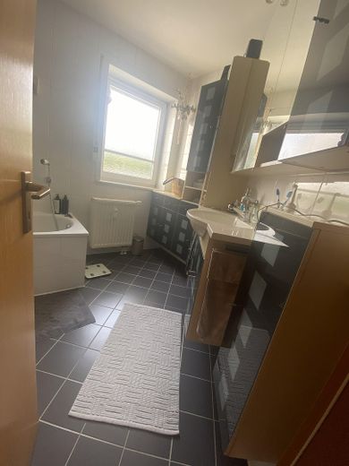 Bad mit Badewanne und Dusche