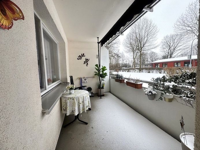 Charmante Erdgeschosswohnung mit 72 m² 
(3 Zimmer) im zentralen Zeven. – Balkon