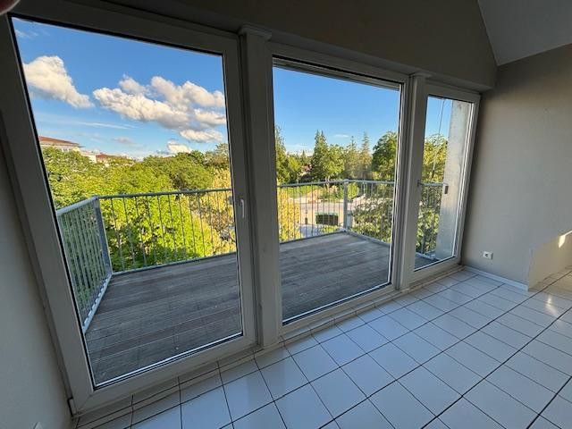 Ekskluzywne, jasne 2 1/2-pokojowe mieszkanie na poddaszu w centrum miasta Aschaffenburg z balkonem - blisko Menu – Balkon Ansicht von Innen
