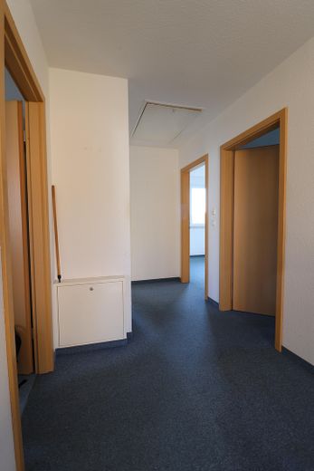 Moderne vrijstaande eengezinswoning in Dresden-Naußlitz – tuin, garage & rustige ligging aan een doodlopende straat – Flur im Obergeschoss