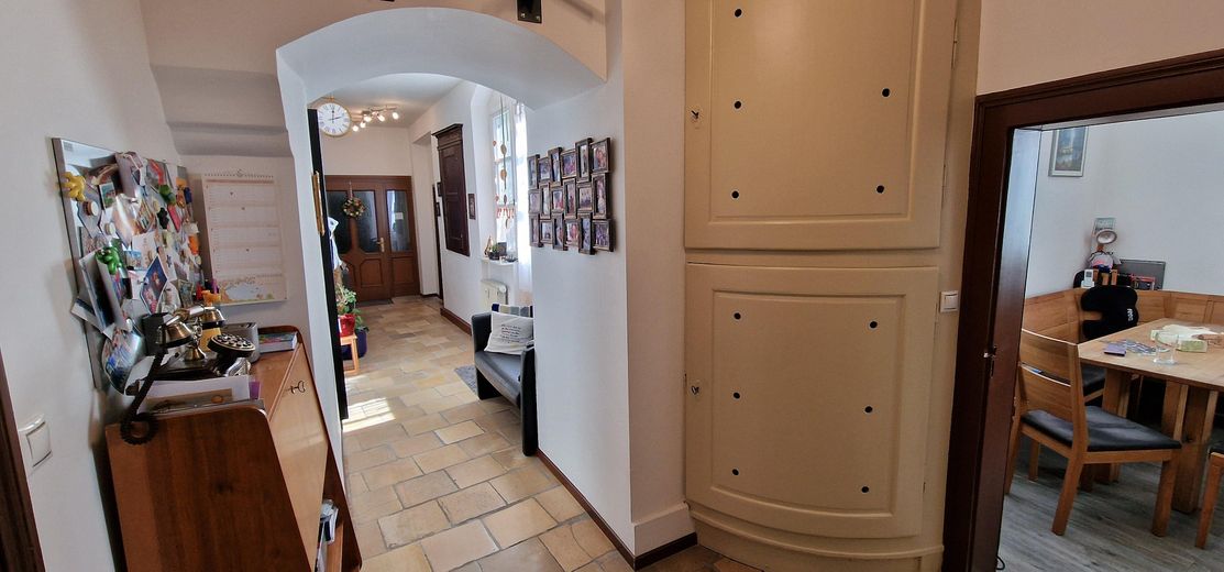 Flur mit gebogenen Eckschrank