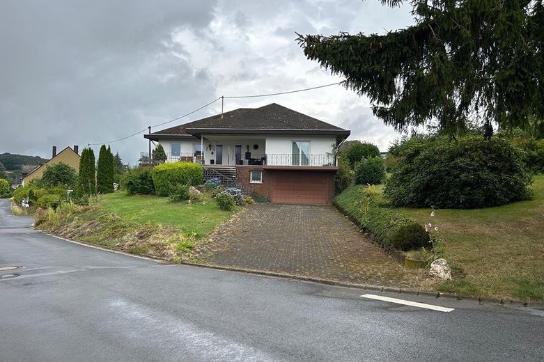 Se vende casa unifamiliar bien cuidada con gran parcela – Foto 1