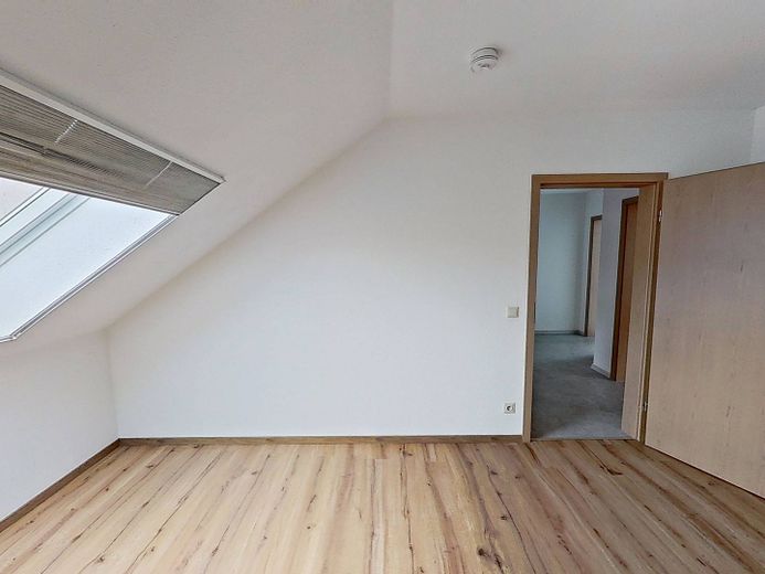 Büyük gün ışığı alan banyoya sahip, samimi 2 odalı çatı katı dairesi – Ansicht II: Schlafzimmer