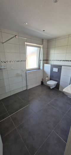 Modernisierte, barrierefreie 2 Zi. Stadtwohnung mit Garten und Südterrasse – Badezimmer
