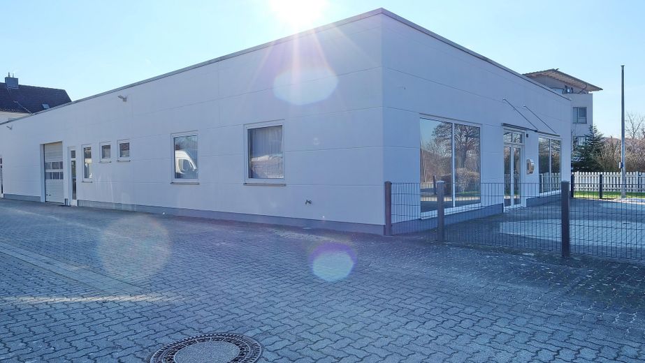 Gewerbehalle mit Ausstellungsfläche, Werkstatt und Büro in Wolfenbüttel-Linden – Eingangsansicht 1