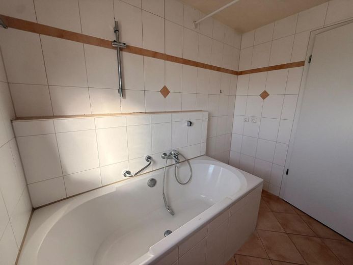 Provisionsfrei: Maisonette mit Hausgefühl, Südbalkon und 2 Tageslichtbädern inkl einem TG-Stellplatz – Vollbad 2. OG mit Waschm.platz