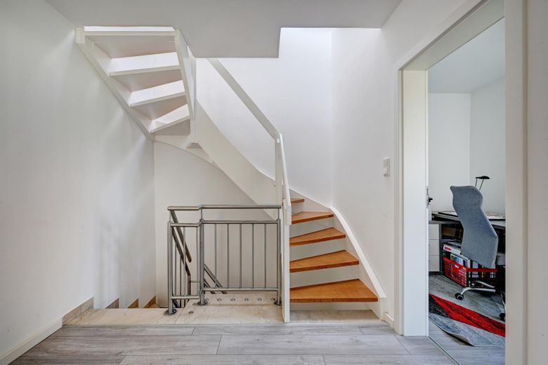 Reihenendhaus I 1996 umfassend saniert I 371 m² Grundstück – Flur
