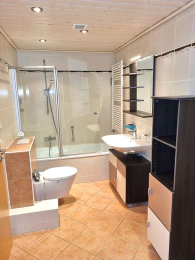 Hohe Mietrendite oder sofort selber einziehen! Exklusive sonnige 2-Zi-Wohnung mit Balkon in Weiler – Bad