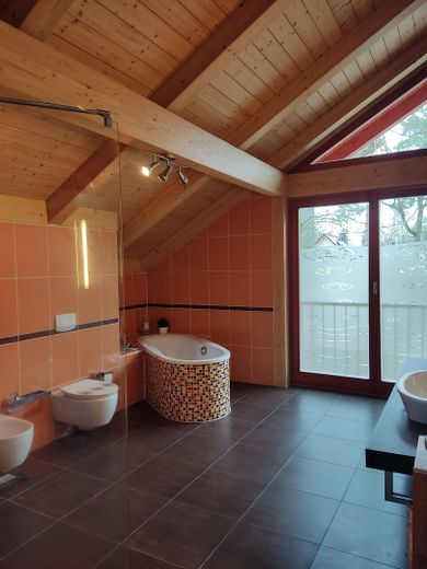 Lichtdurchflutete, energieeffiziente Villa aus Holz, Glas und Stein – Bad im Obergeschoß 2