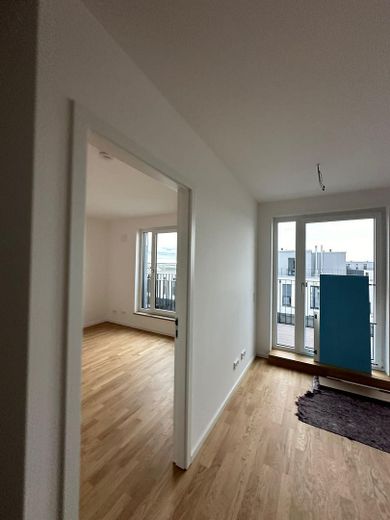 Penthouse Wohnung mit Dachterrasse EBK und E-Tiefgaragenstellplatz – Wohnzimmer mit Blick ins Schla