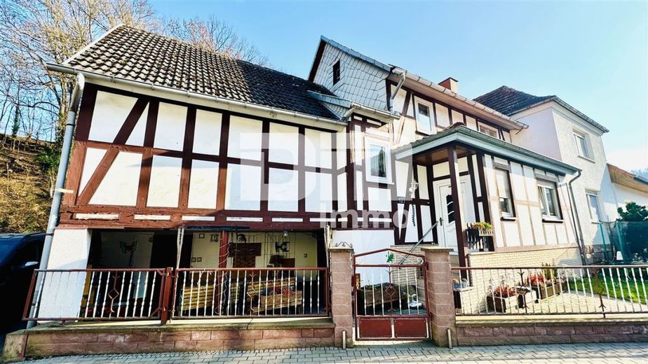 Charmantes Raumwunder in Birkenfelde: Historisches Fachwerk trifft auf solide Moderne – Frontansicht