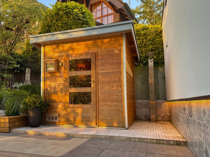 Architektur trifft Privatsphäre – besonderes Einfamilienhaus mit Pool, Sauna und Garten im Grünen – Außensauna mit Duschbereich