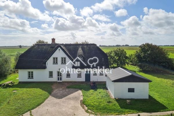 Casa di campagna con tetto di paglia in posizione assolutamente isolata