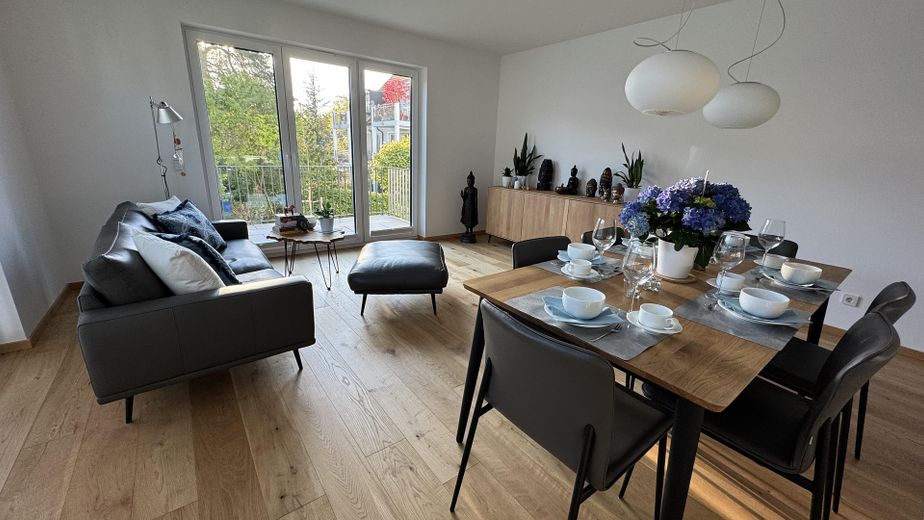 NEUWERTIGE VILLENWOHNUNG | SÜD/WEST | 2 BALKONE | GRÜNBLICK | EBK + MAẞ-EINBAUTEN + SMART HOME – Wohnzimmer