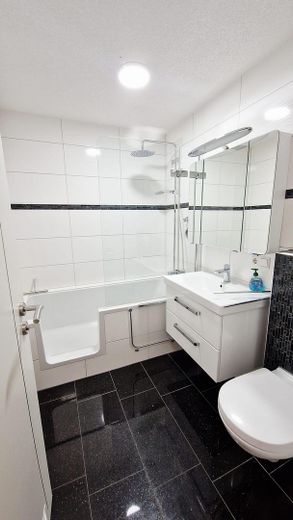 Badezimmer m.Badmöbel 