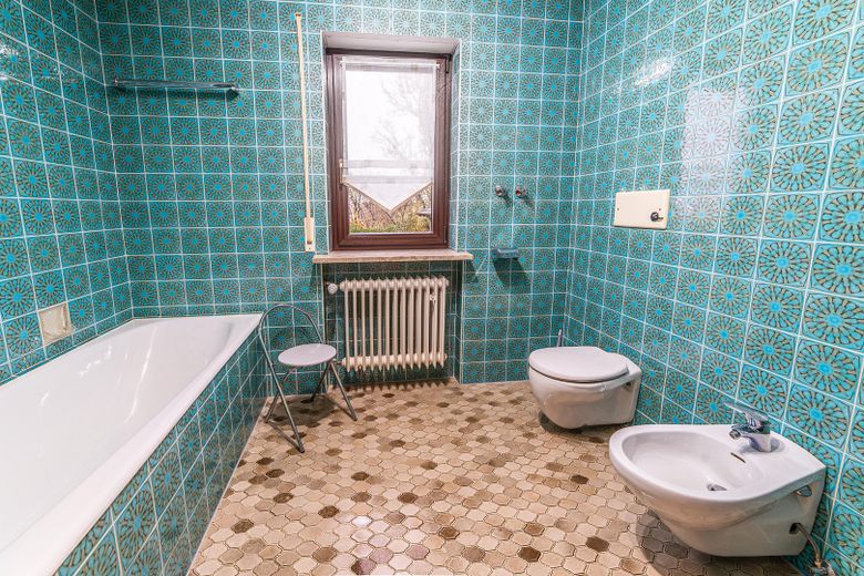 Zweifamilienhaus in Massivbau mit großem Garten in ruhiger Lage – EG Bad