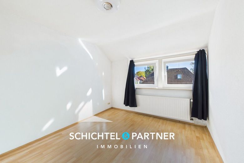 Vegesack | Mehrfamilienhaus mit Gewerbe, Garagen und großem Grundstück – S&amp;P | Schlafzimmer
