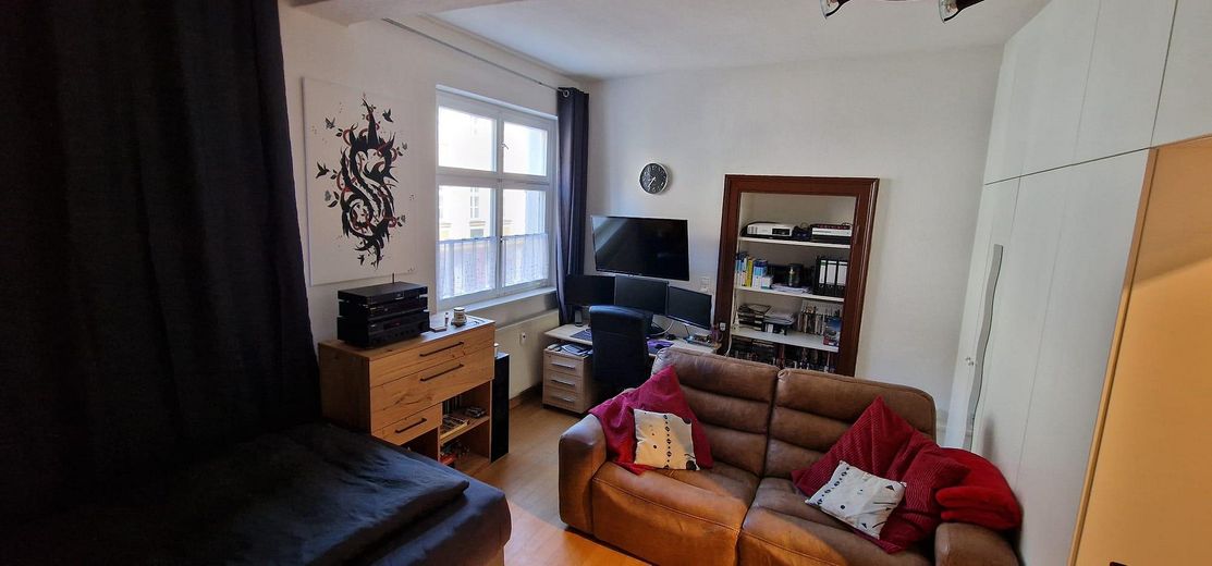 Büro mit begehbarem Schrank