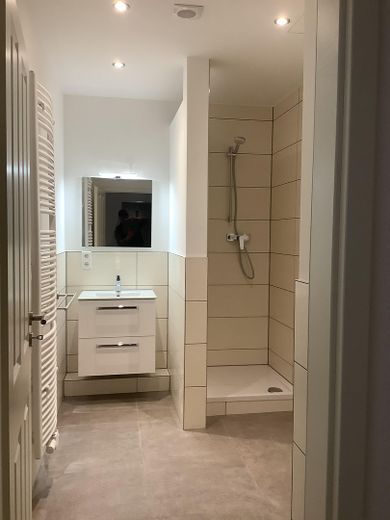 WG-ZIMMER-VERMIETUNG – Moderne 4er-WG – KEINE komplette Wohnung!! – Badezimmer