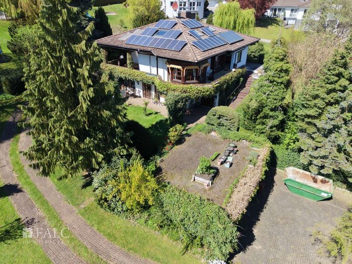 +++Großzügiges Einfamilienhaus mit Einliegerwohnung in begehrter Lage+++ – Drohnenbild seitlich