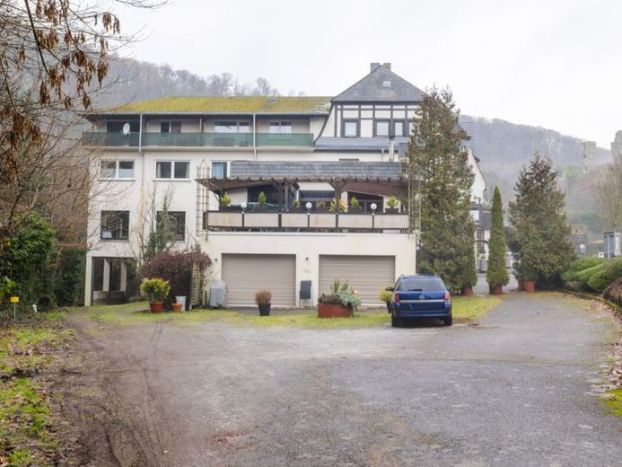 Wohn- und Geschäftshaus in Altwied: 8 Wohnungen, Gewerbe und viel Entwicklungspotenzial – फोटो 1