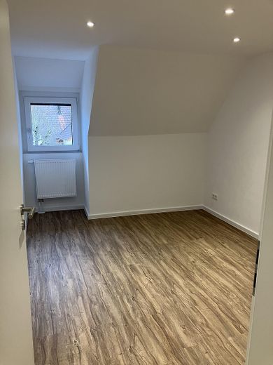 Zweitbezug nach Kernsanierung. Moderne & zentral gelegene 6-Zimmer Wohnung mit EBK – Schlafzimmer, 2. OG
